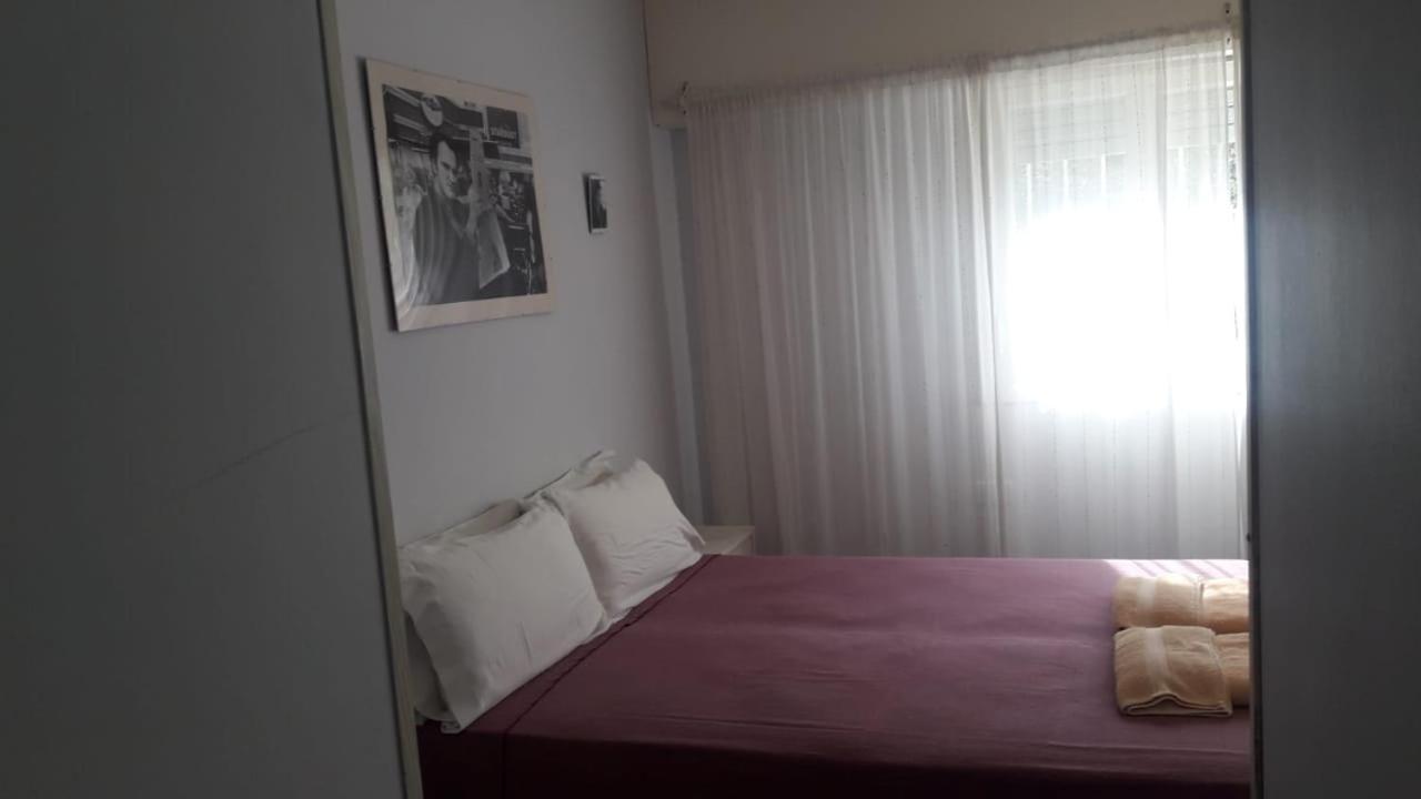 Hotel De Cine Las Golondrinas Villa Gesell Oda fotoğraf
