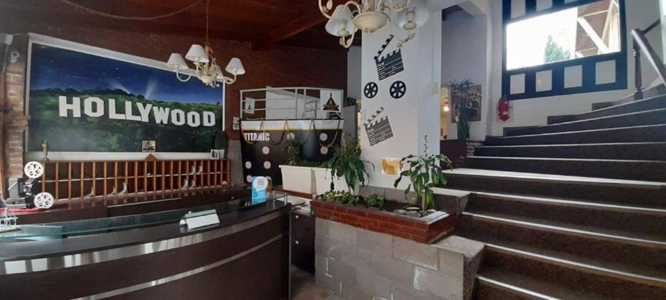 Hotel De Cine Las Golondrinas Villa Gesell Dış mekan fotoğraf