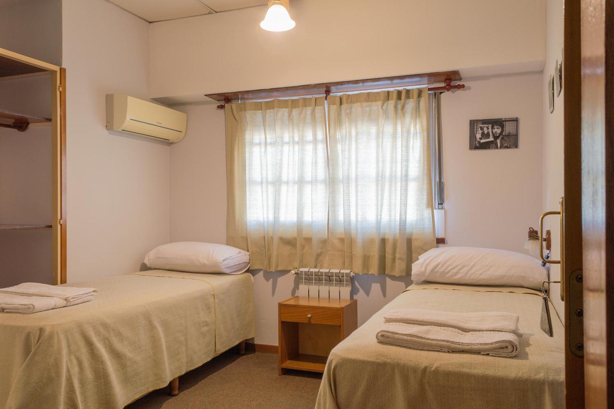 Hotel De Cine Las Golondrinas Villa Gesell Oda fotoğraf